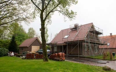Nieuwe dakpannen leggen