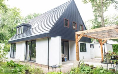 Dakpannen gelegd, dakgoten geplaatst