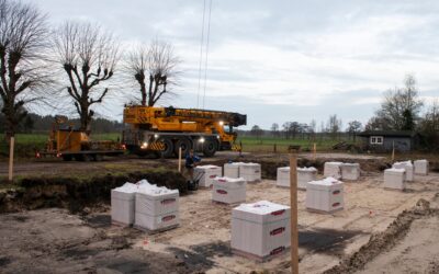 Plaatsen kalkzandsteenblokken