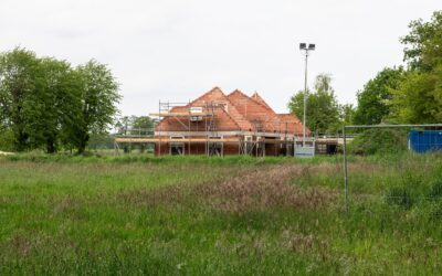 Binnenkort wordt dak geplaatst op vrijstaande boerderij